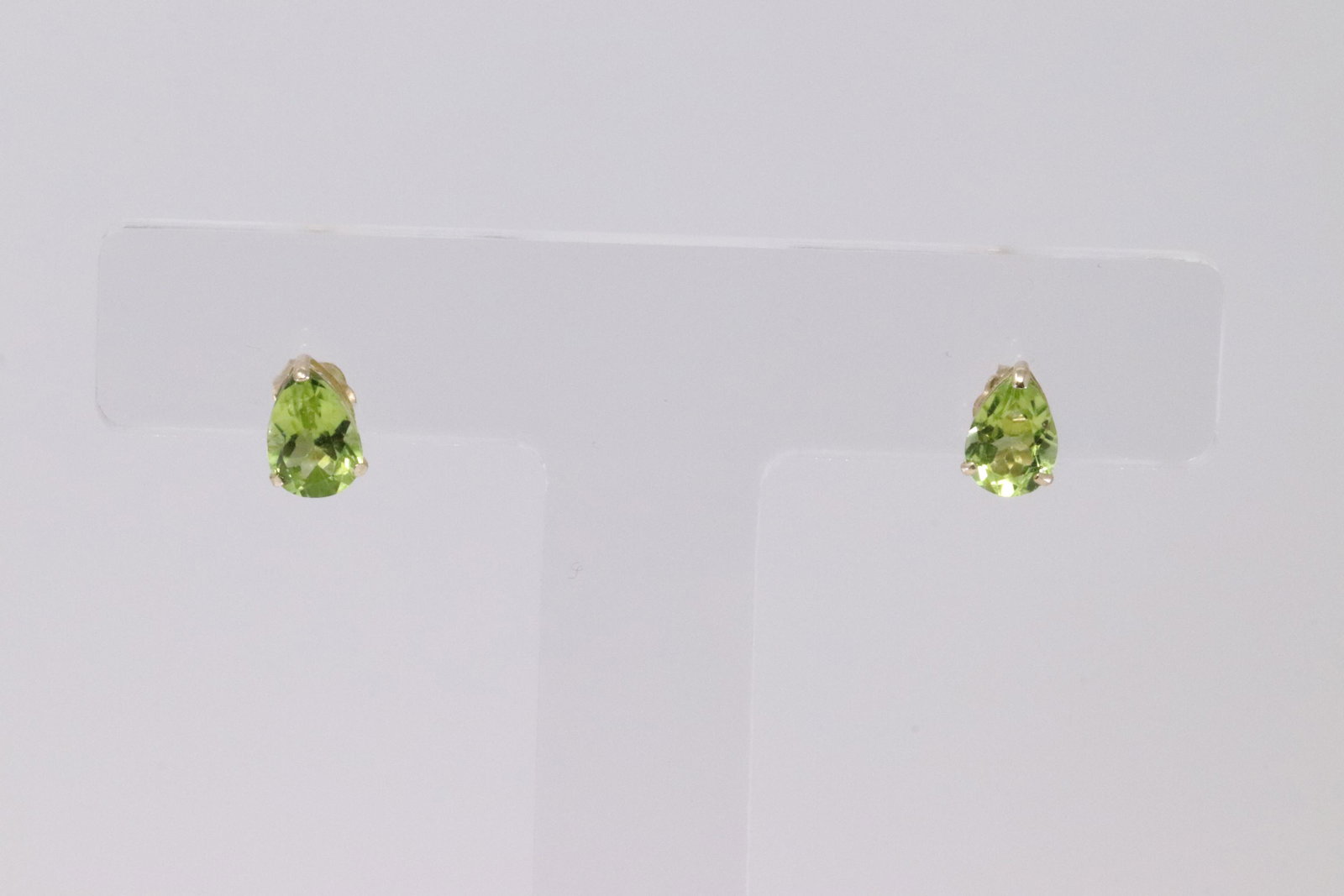 14KT Yellow Gold Peridot Earrings.: 14Kt Yellow Gold Peridot Earring. Earring have peridot stone.