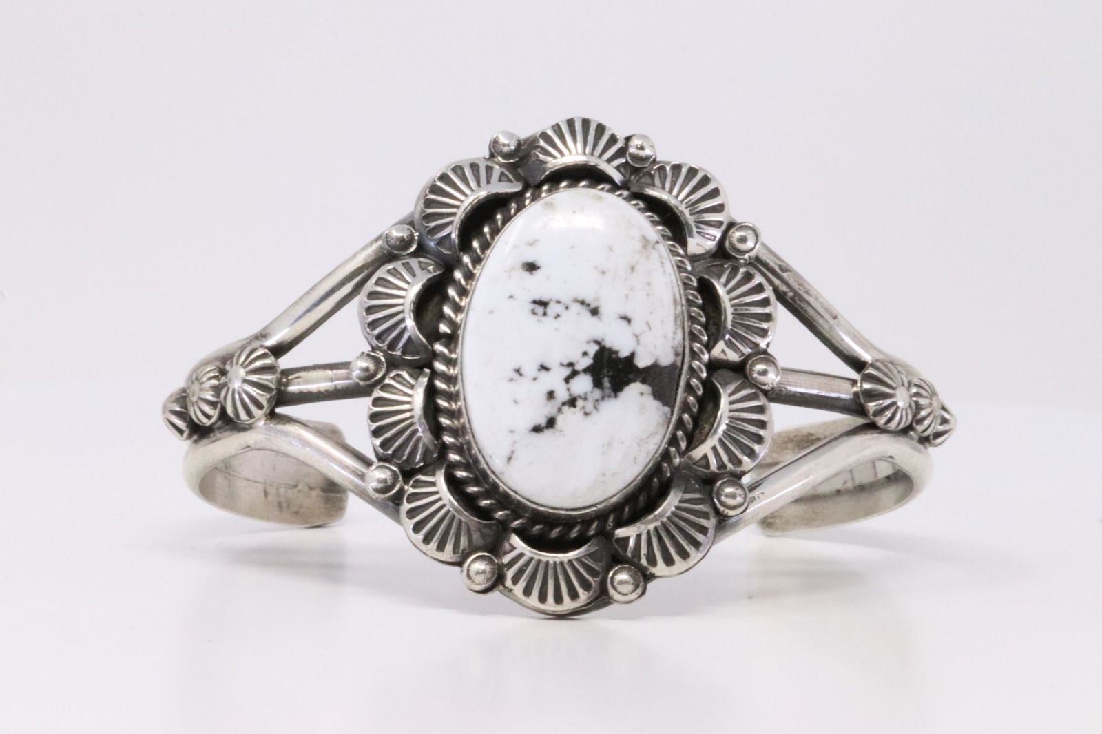 Native America Handmade Navajo Sterling Silver White (1 of 4)