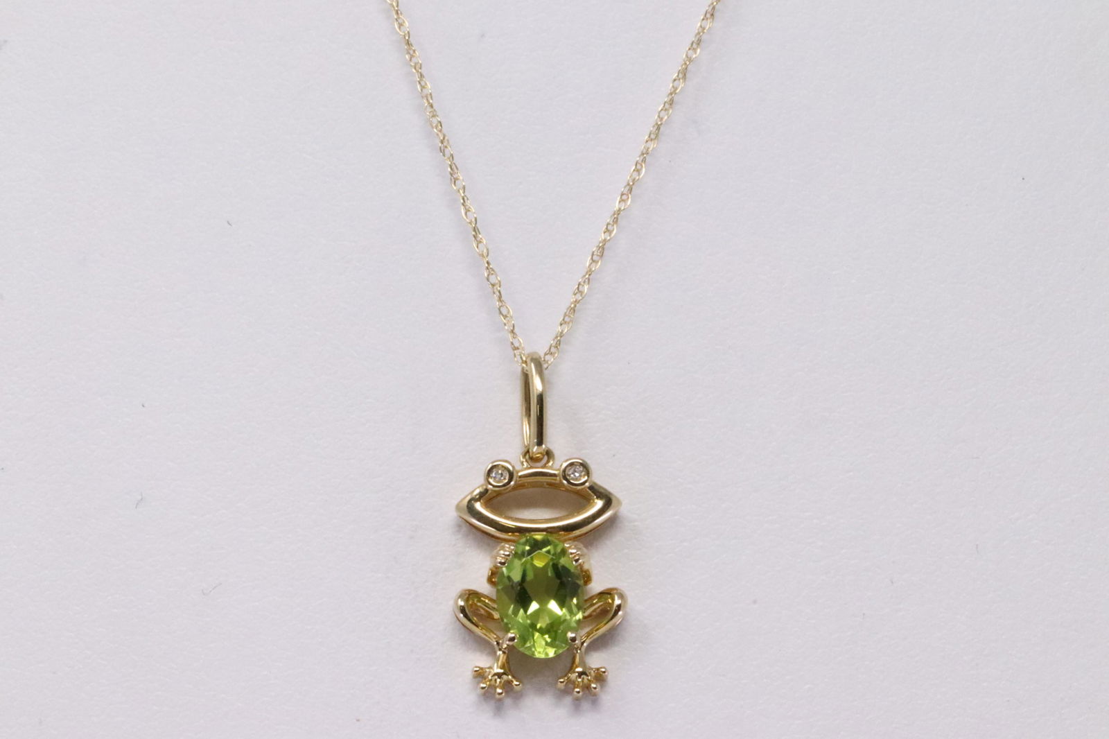 Yellow Gold Frog Peridot Diamond Pendant. (1 of 3)
