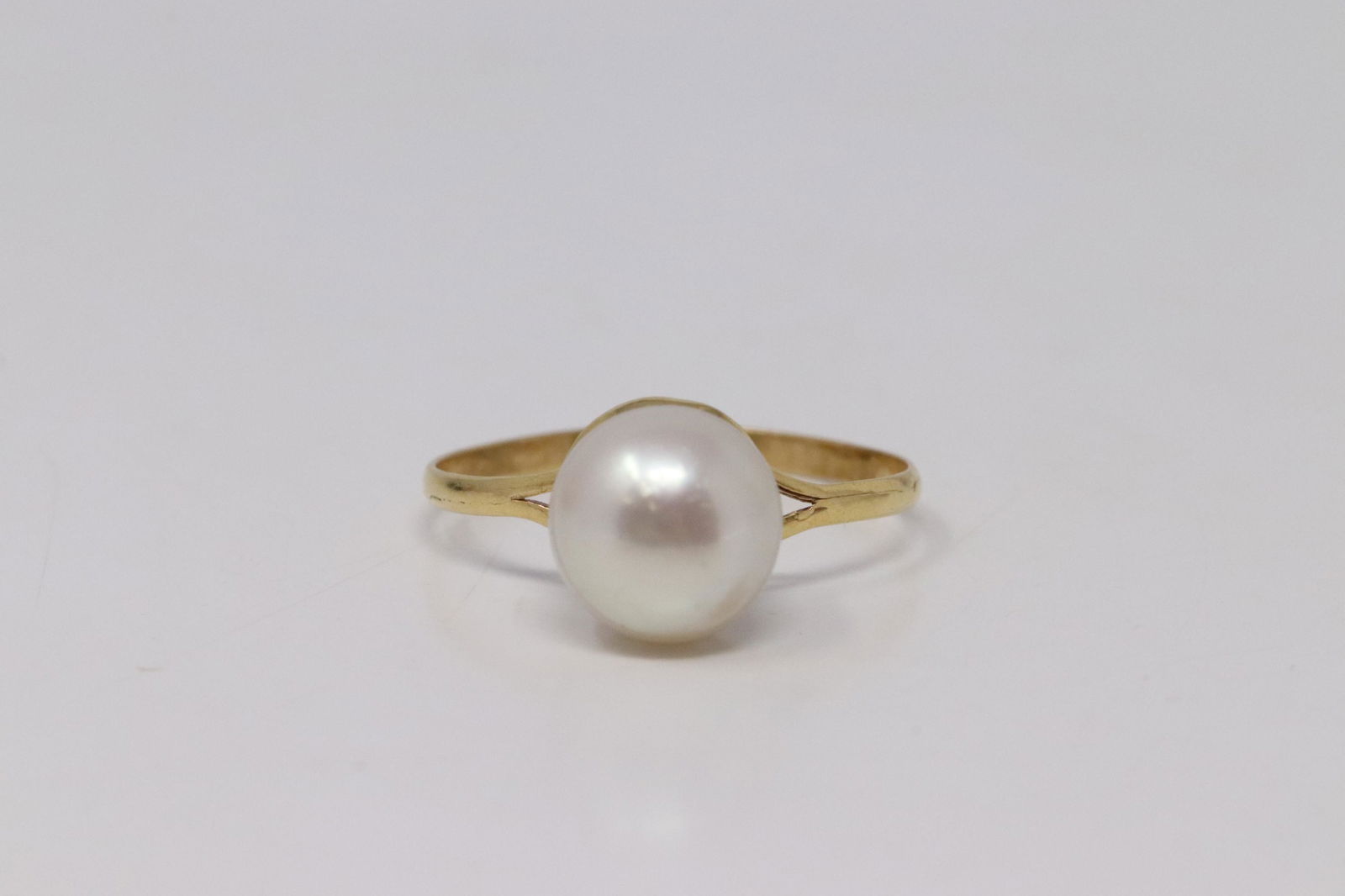 14Kt Yellow Gold Pearl Ring. (1 of 4)