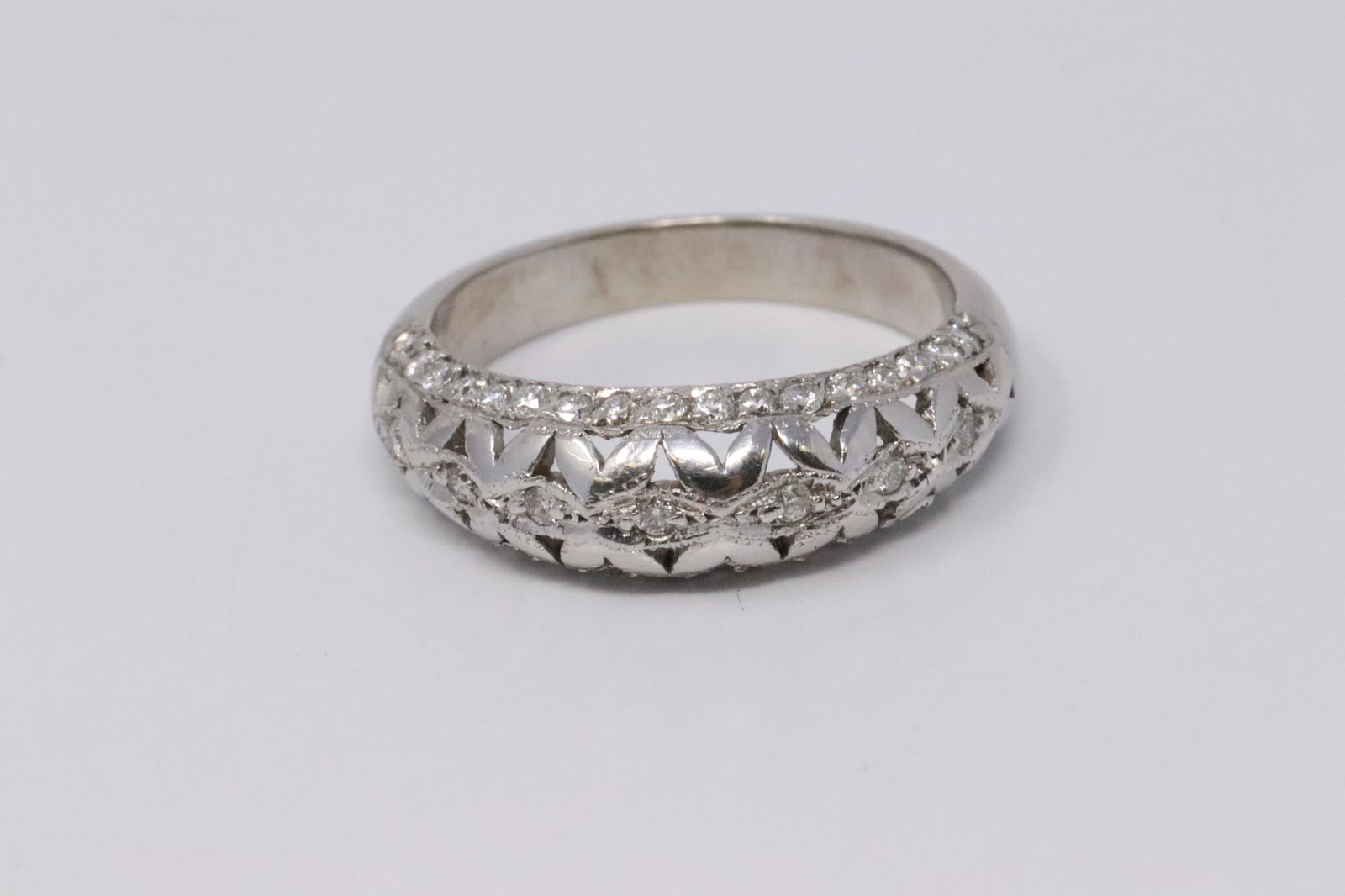 Vintage Style 14k White gold and Diamonds Ring: This is a ladies 14k white gold vintage style ring, with appx 0.50ctw of diamonds VS-SI Clarity, Colors E-H. Ring size 5 3/4. Total weight of ring 3.60grams.AY#C10S