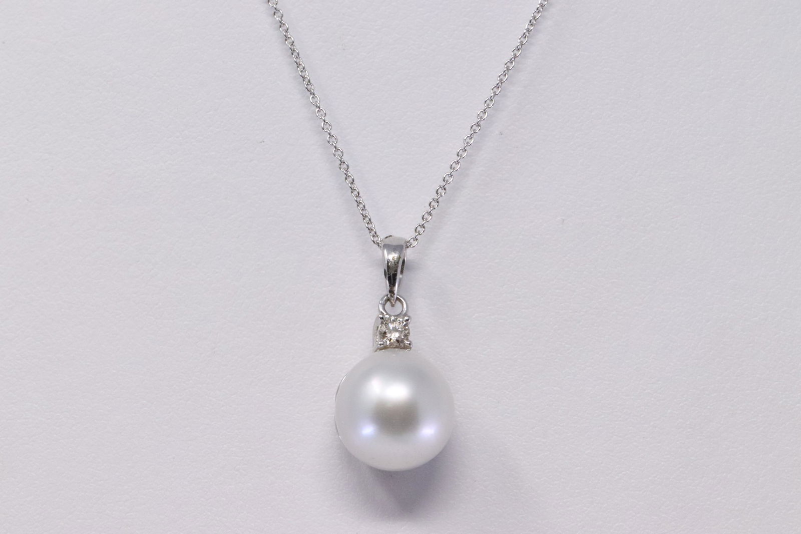 18Kt White Gold Pearl Diamond Pendant. (1 of 4)