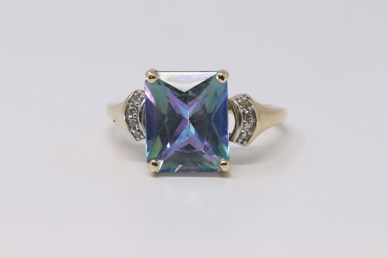 14Kt Blue Gemstone Diamond Ring. (1 of 4)
