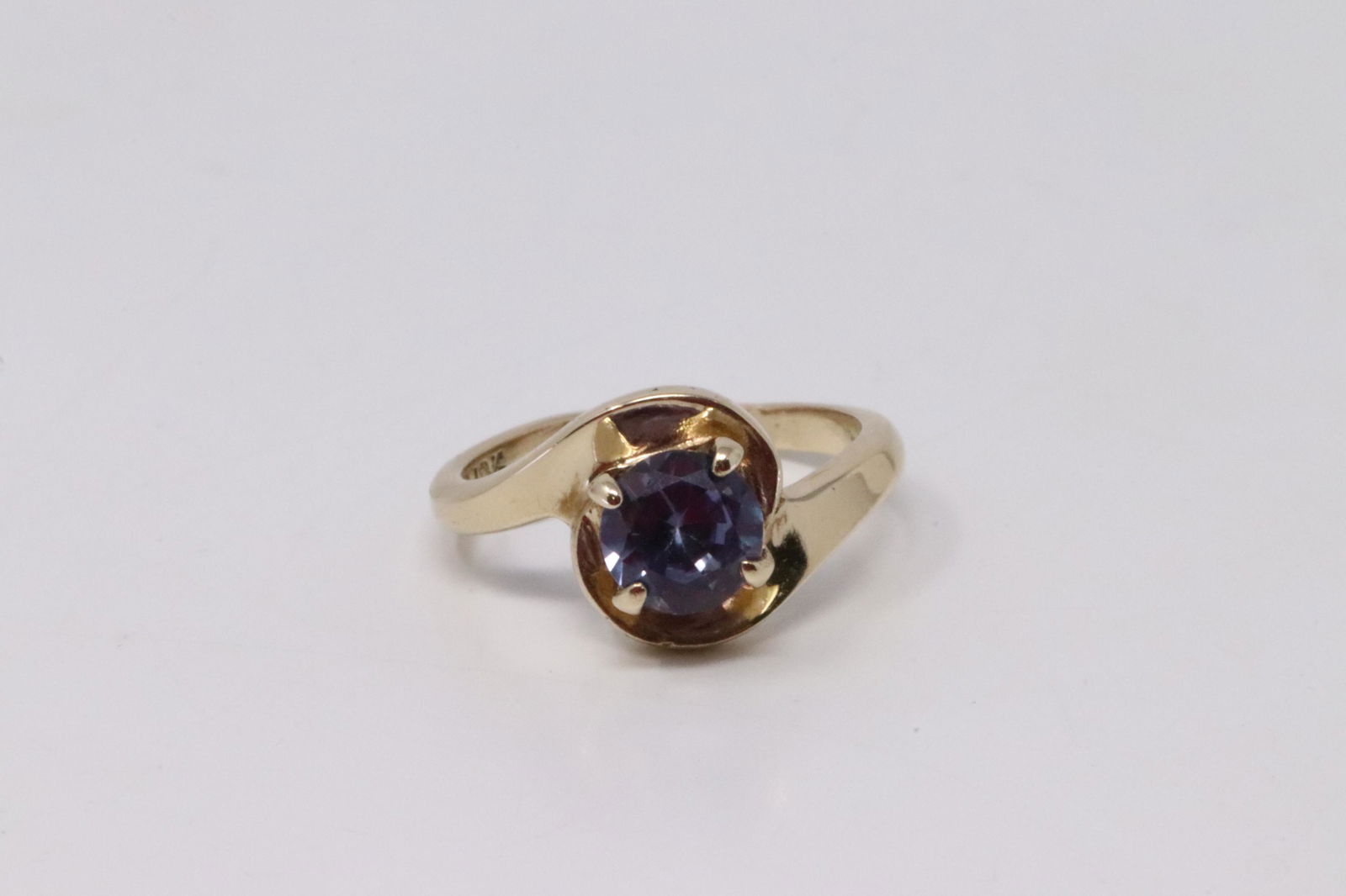 Yellow Gold Tanzanite Ring. (1 of 4)