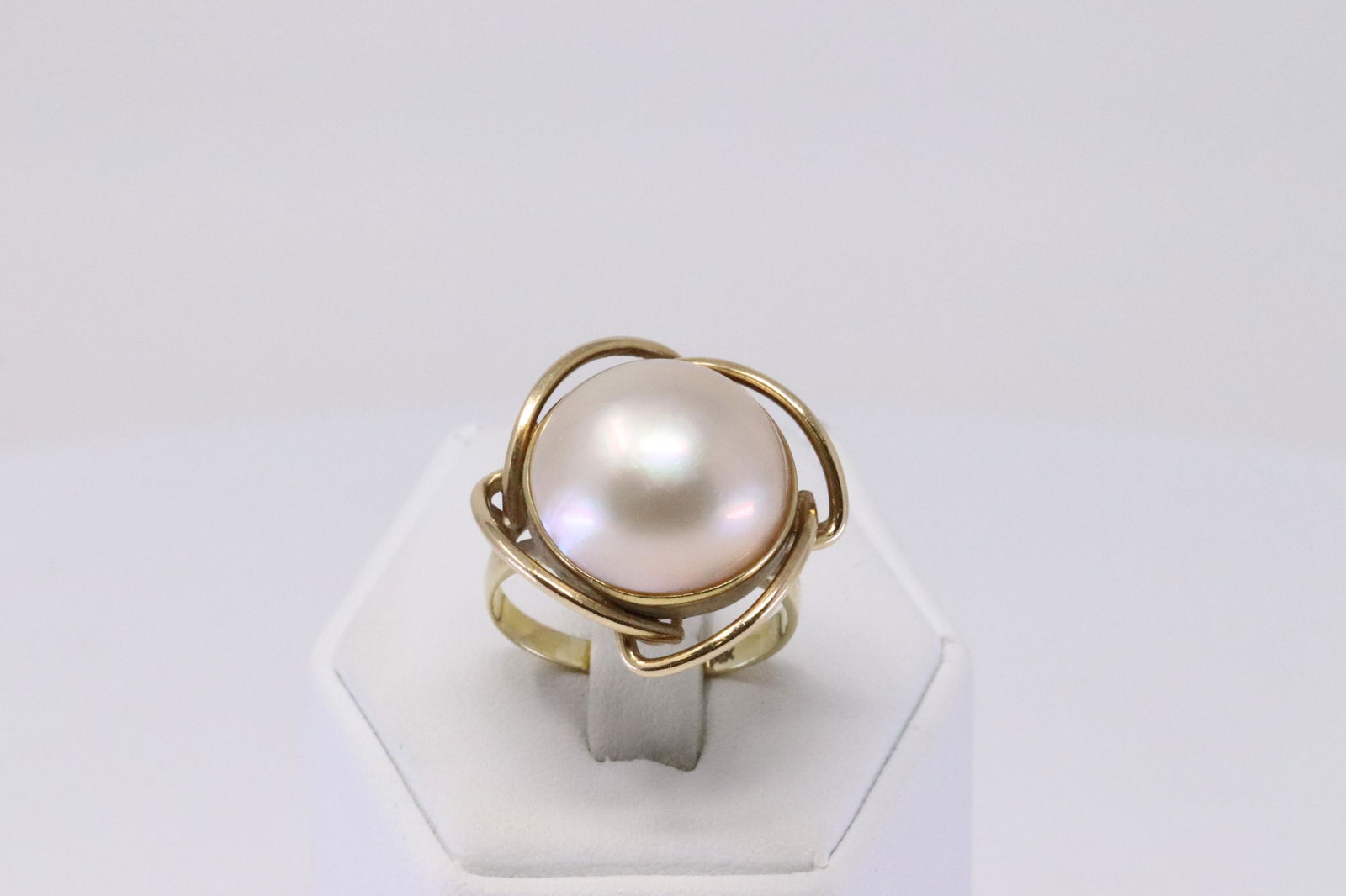 14Kt Yellow Gold Pearl Ring. (1 of 4)