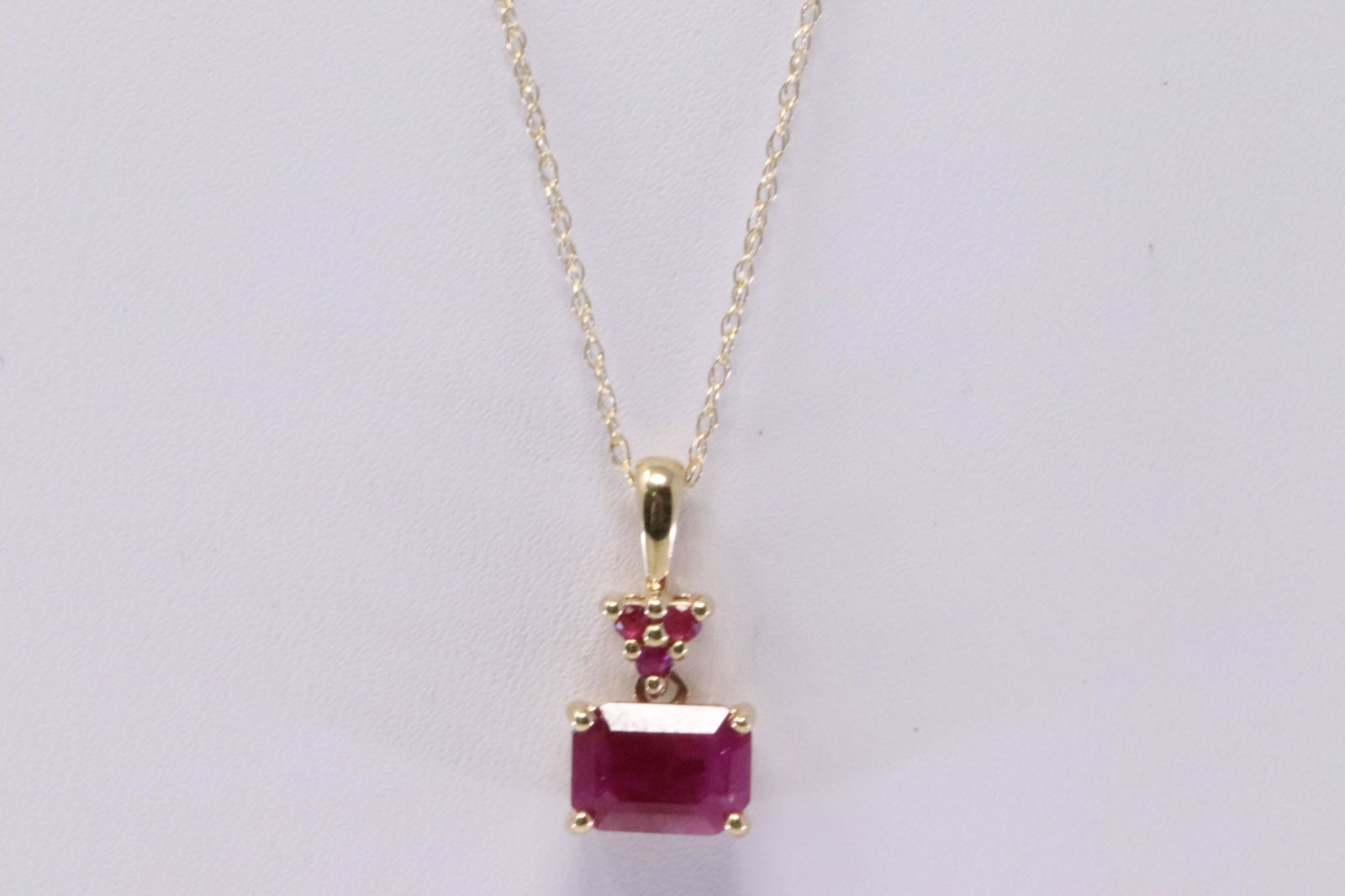 14Kt Yellow Gold Ruby Pendant. (1 of 4)