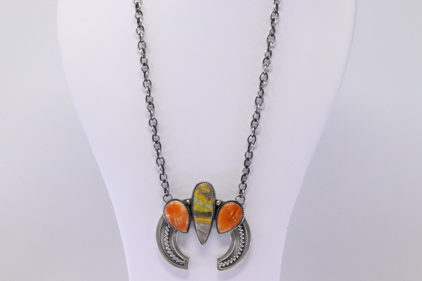 Native American Handmade Sterling Silver Navajo Spiny O: This is a Native American Handmade Sterling Silver Navajo Spiny Oyster & Bumble Bee Necklace. Necklace length: 20.00"
