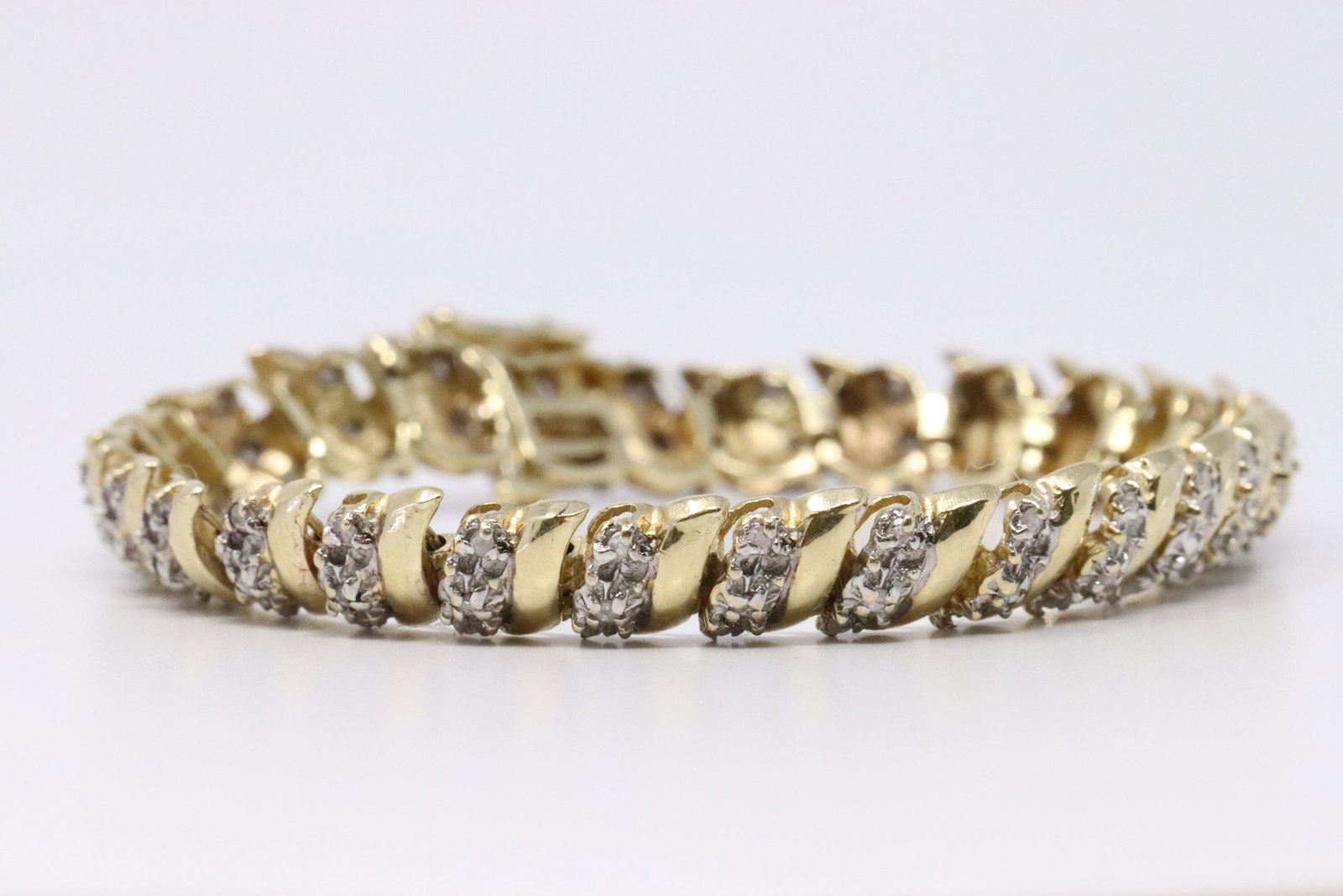Yellow Gold Diamond Bracelet.: Ladies Yellow Gold Diamond Bracelet. Bracelet has Appox 84 round Diamonds. Bracelet length: 7.00 inch. Total weight: 13.65 Grams. Diamonds weight approx 1.00cttw.