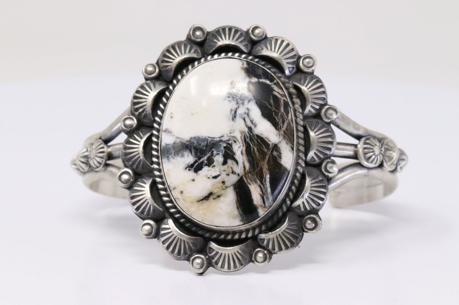 Native America Handmade Navajo Sterling Silver White (1 of 4)