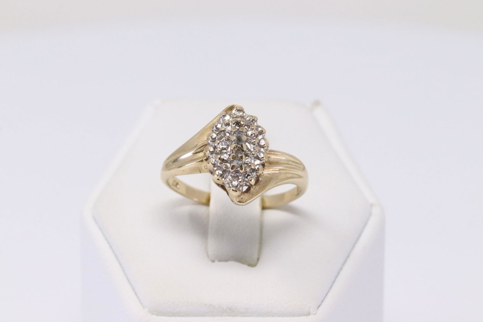 Yellow Gold Vintage Diamond Ring. (1 of 4)
