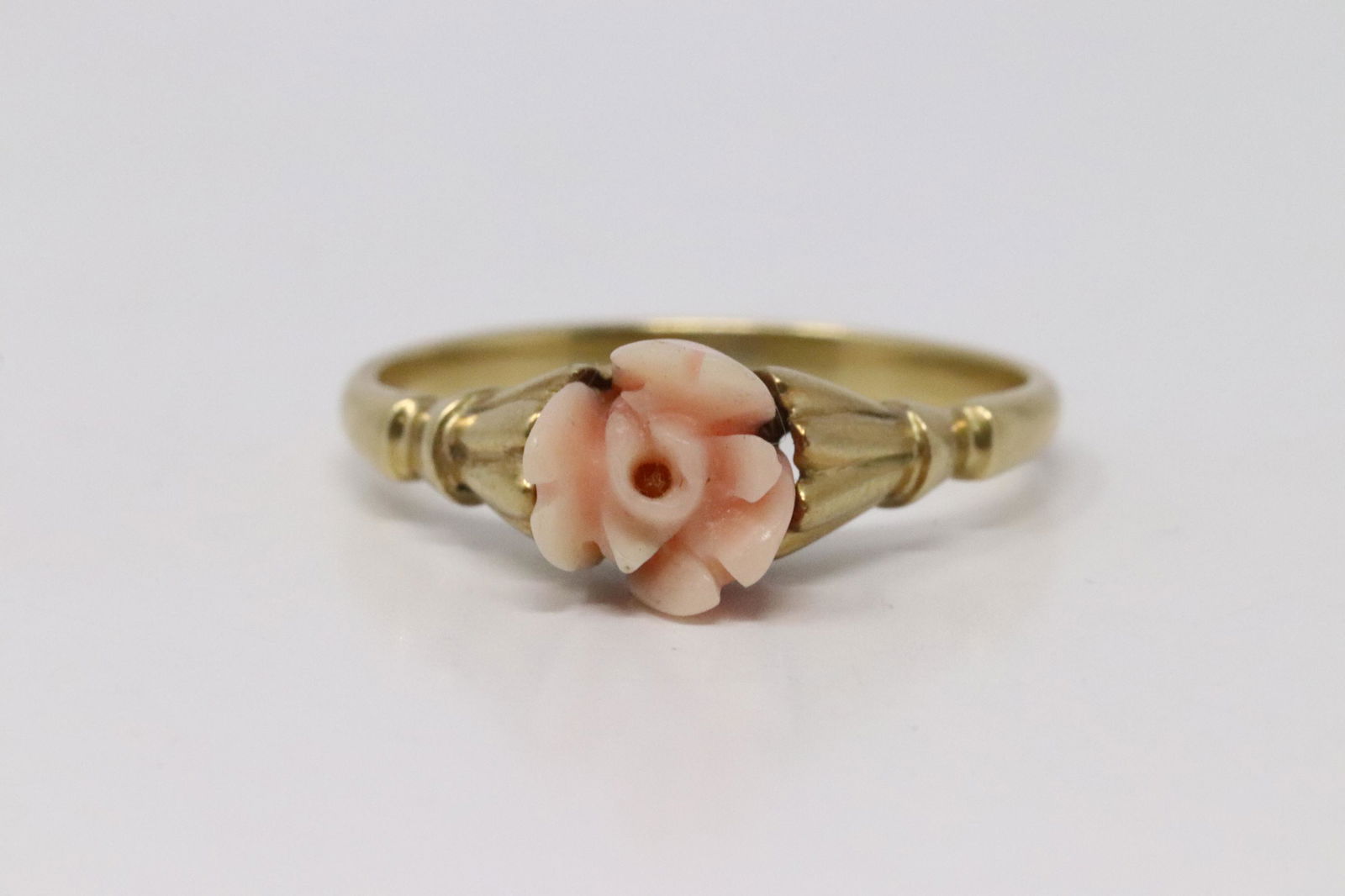 18Kt Yellow Gold Vintage Flower Ring. (1 of 4)