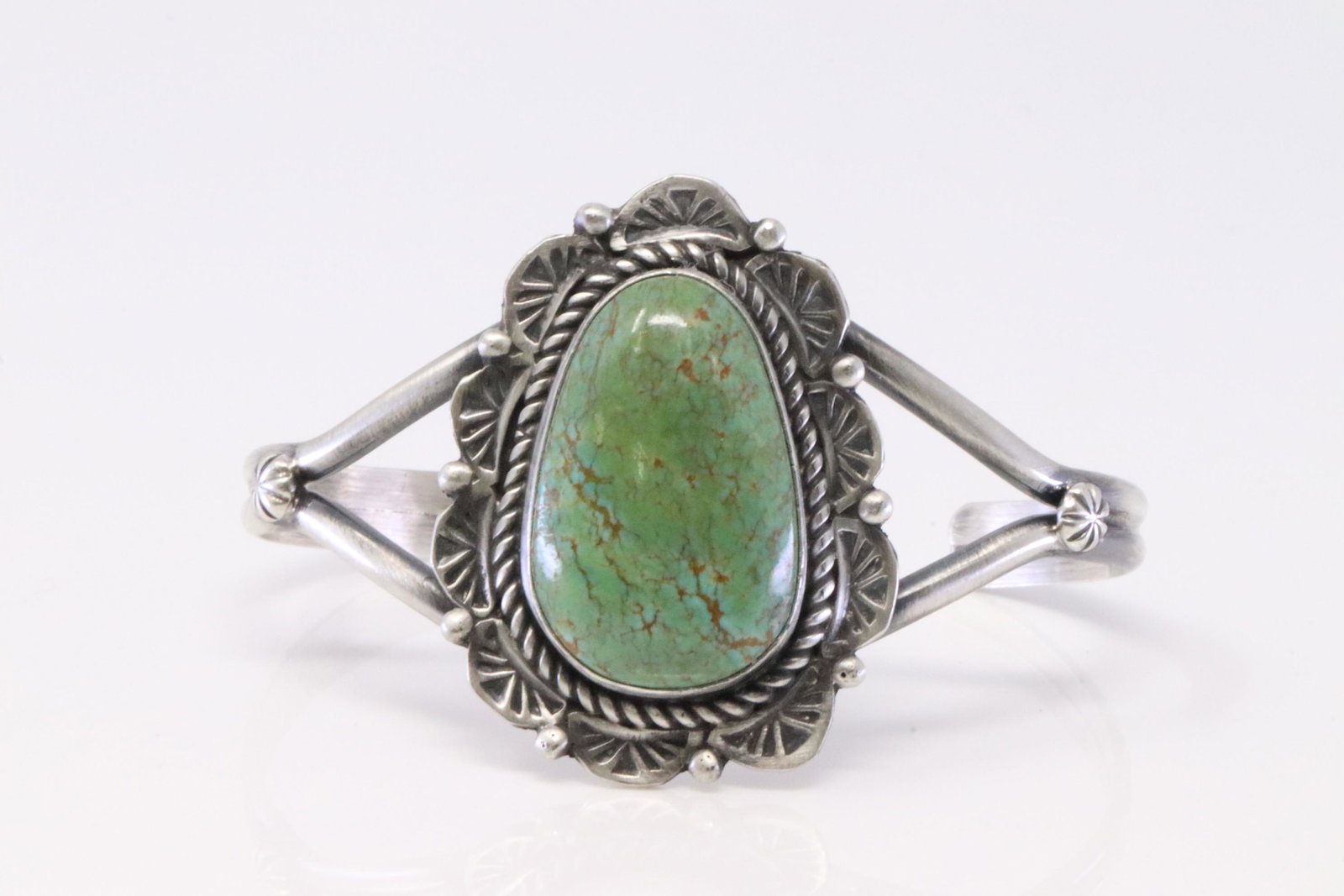 Native America Navajo Handmade Sterling Silve Kingma: This is a Native America Navajo Handmade Sterling Silve Kingma Turquoise Bracelet By Jeff James Jr.