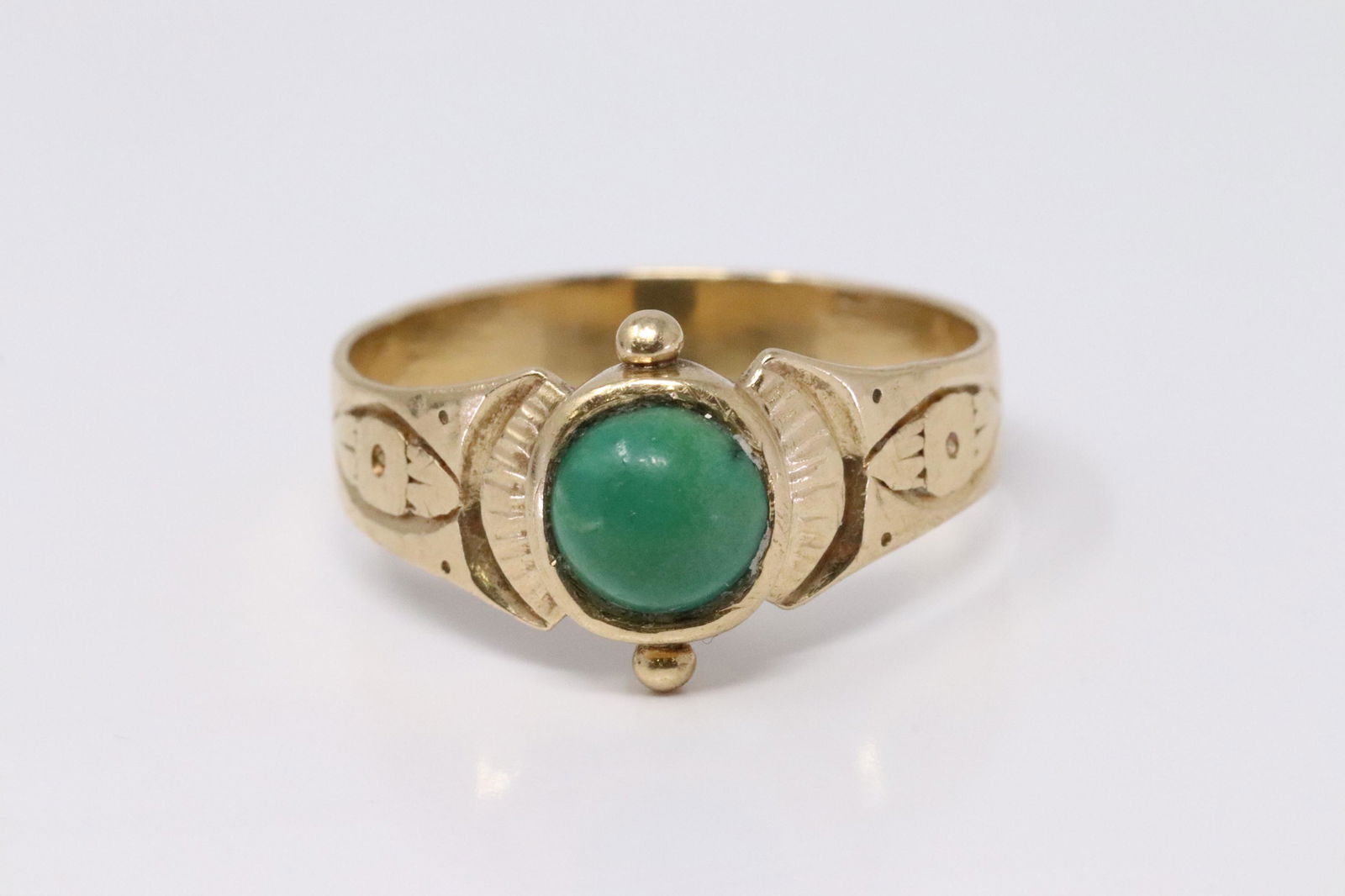 14Kt Yellow Gold Vintage Jade Ring. (1 of 4)