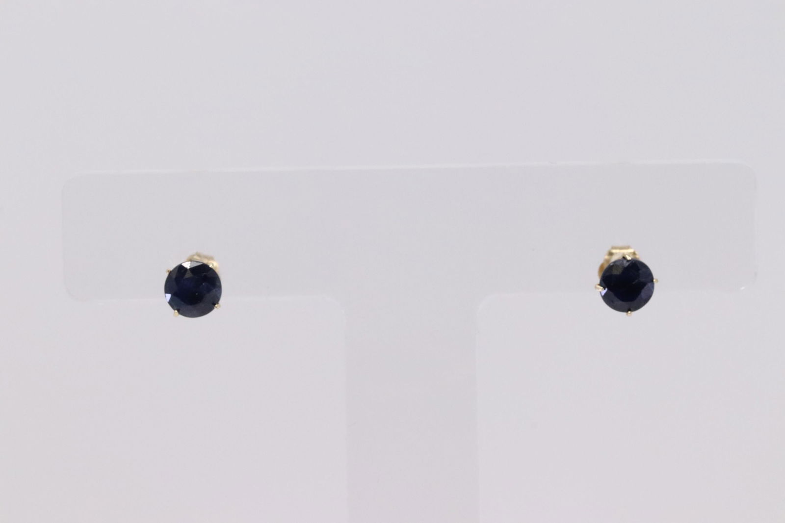 14Kt Yellow Gold Sapphire Earring. (1 of 4)