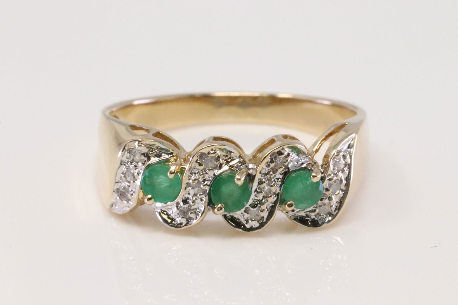 14Kt Yellow Gold Emerald / Diamond Ring. (1 of 4)