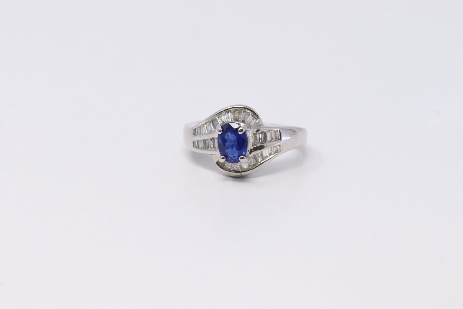 18KT Sapphire| Diamond Ring. (1 of 4)