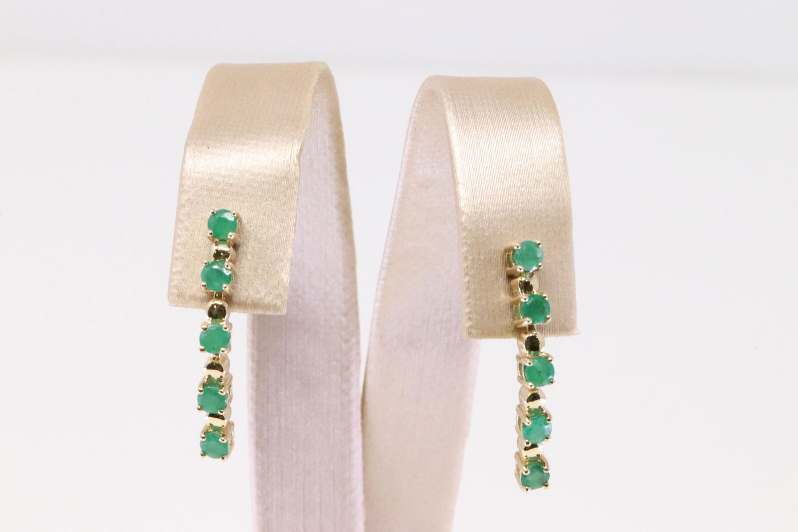 10Kt Yellow Gold Emerald Earring. (1 of 4)