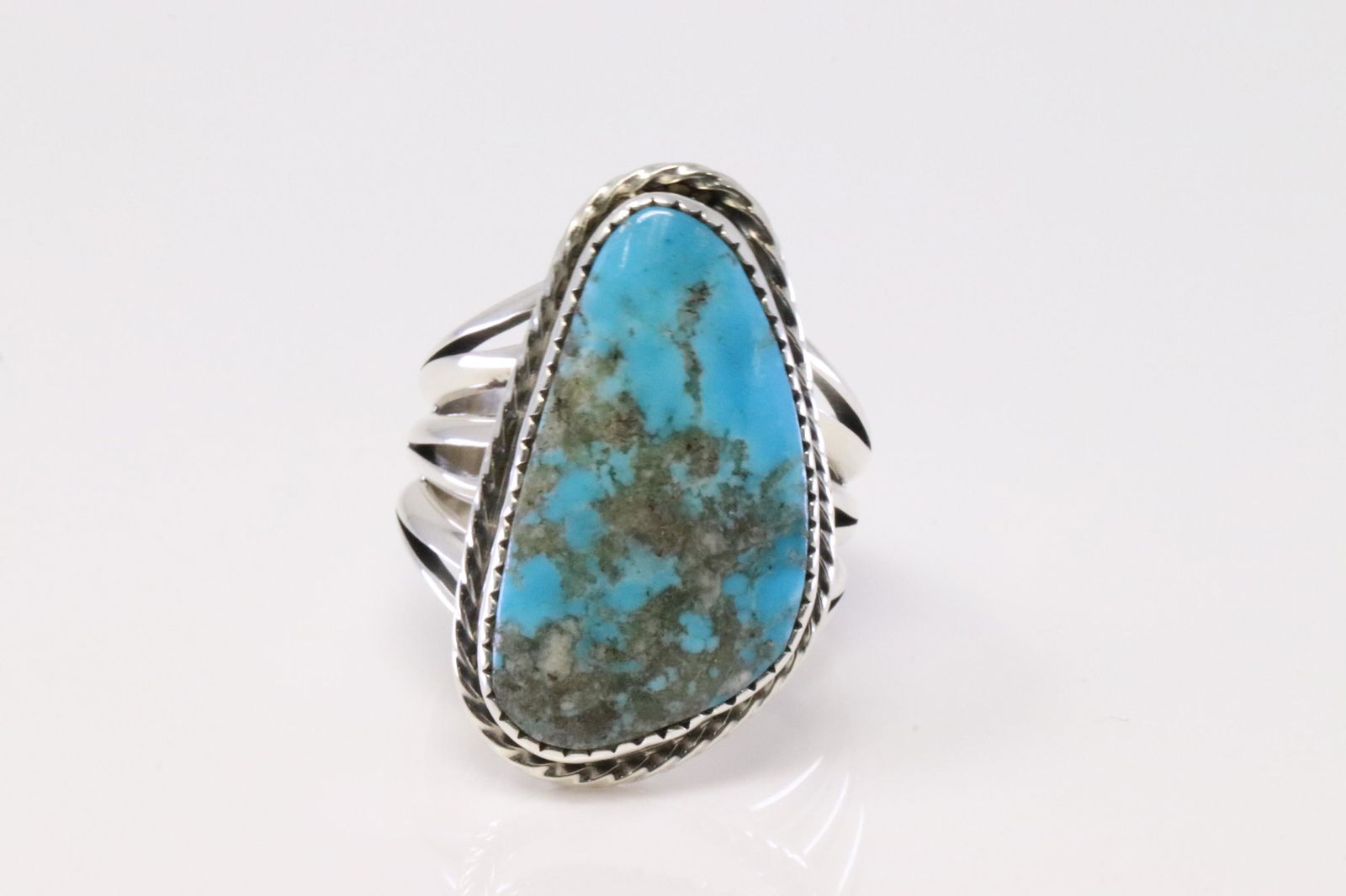 Native America Navajo Handmade Sterling Silve Turquoise: This is a Native America Navajo Handmade Sterling Silve Turquoise Ring By Mike Smith. Ring size: 9.50.