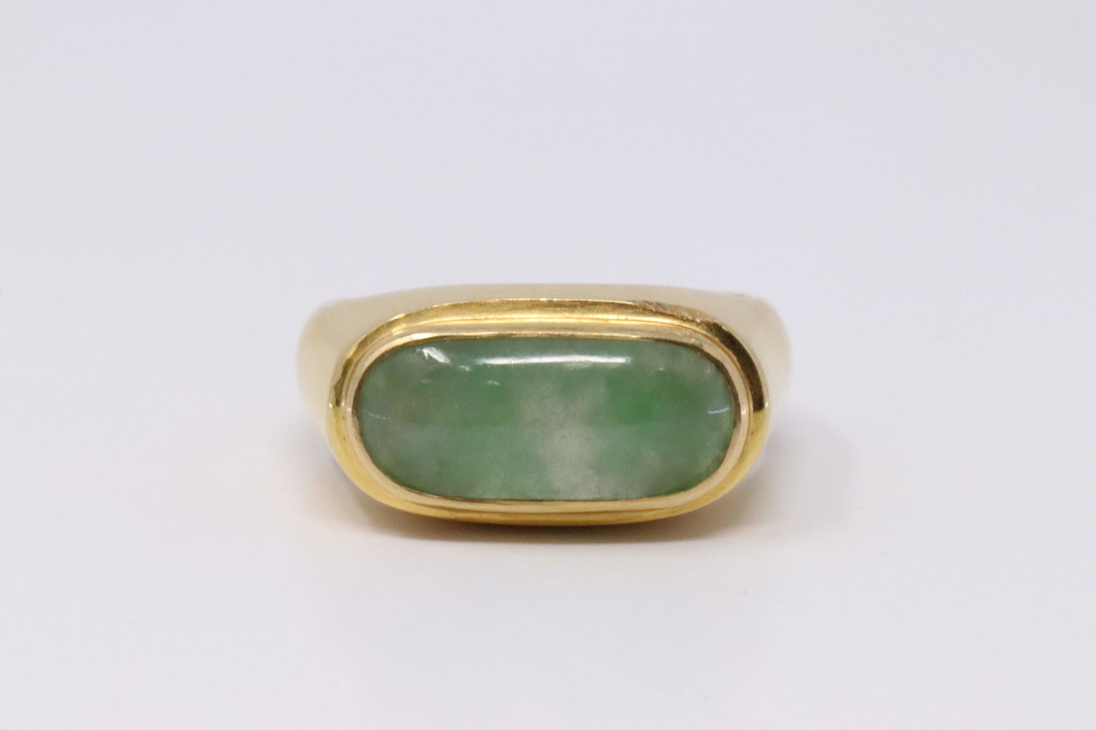 18Kt Yellow Gold Jade Ring. (1 of 4)