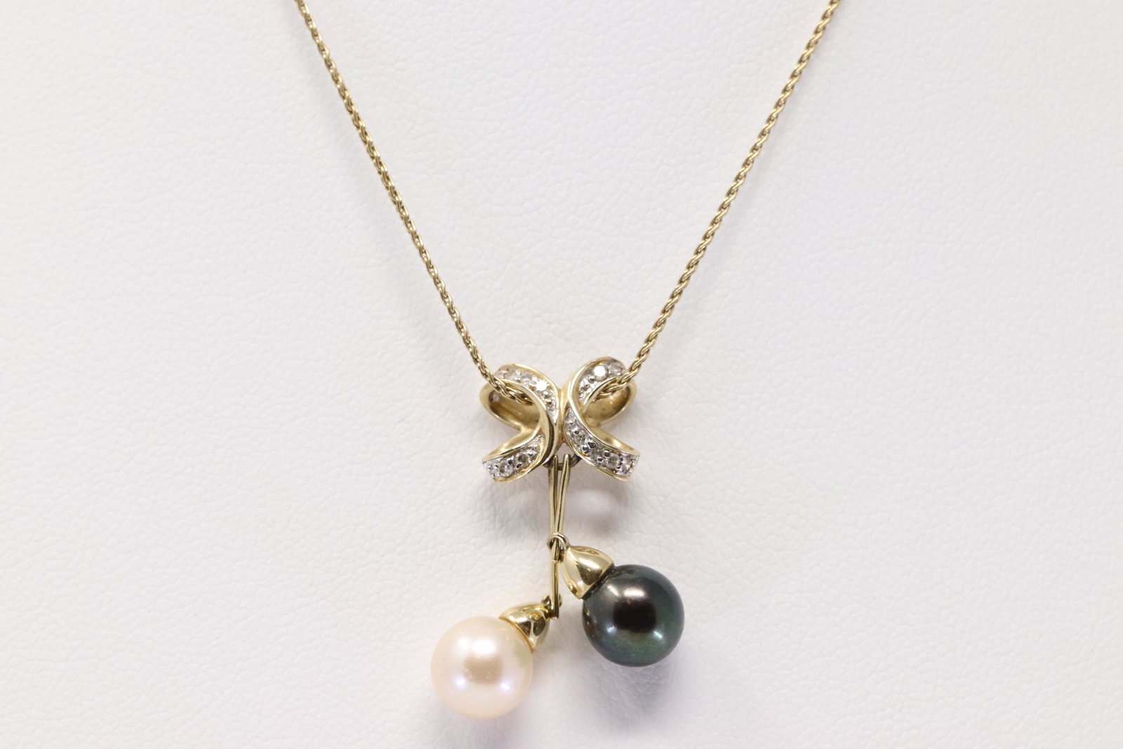 14Kt Yellow Gold Pearl Diamond Pendant.: Ladies 14Kt Yellow Gold Pearl Diamond Pendant. Pendant has White & Black Pearl with Diamonds & A 14K Necklace. Necklace length: 16.00" Total weight: 4.27 Grams.