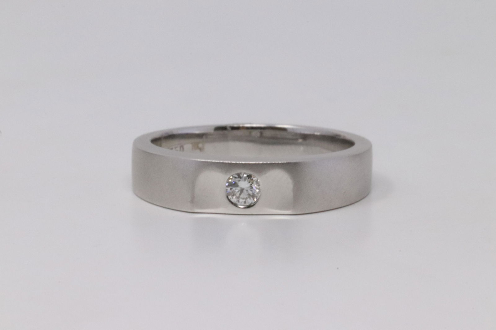 18Kt White Gold Diamond Ring (1 of 4)