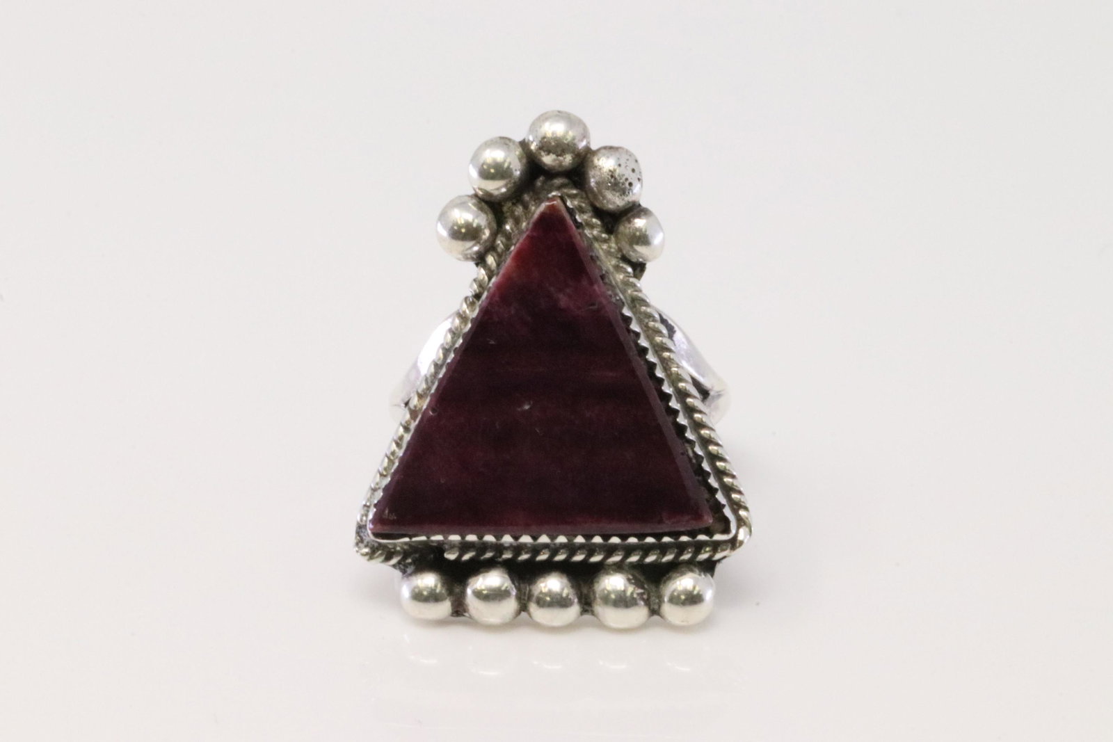 Native America Navajo Handmade Sterling Silver Purple Spiny Oyster Ring By Selina Warner.: This is a Native America Navajo Handmade Sterling Silver Purple Spiny Oyster Ring By Selina Warner. Ring size: 6.50.