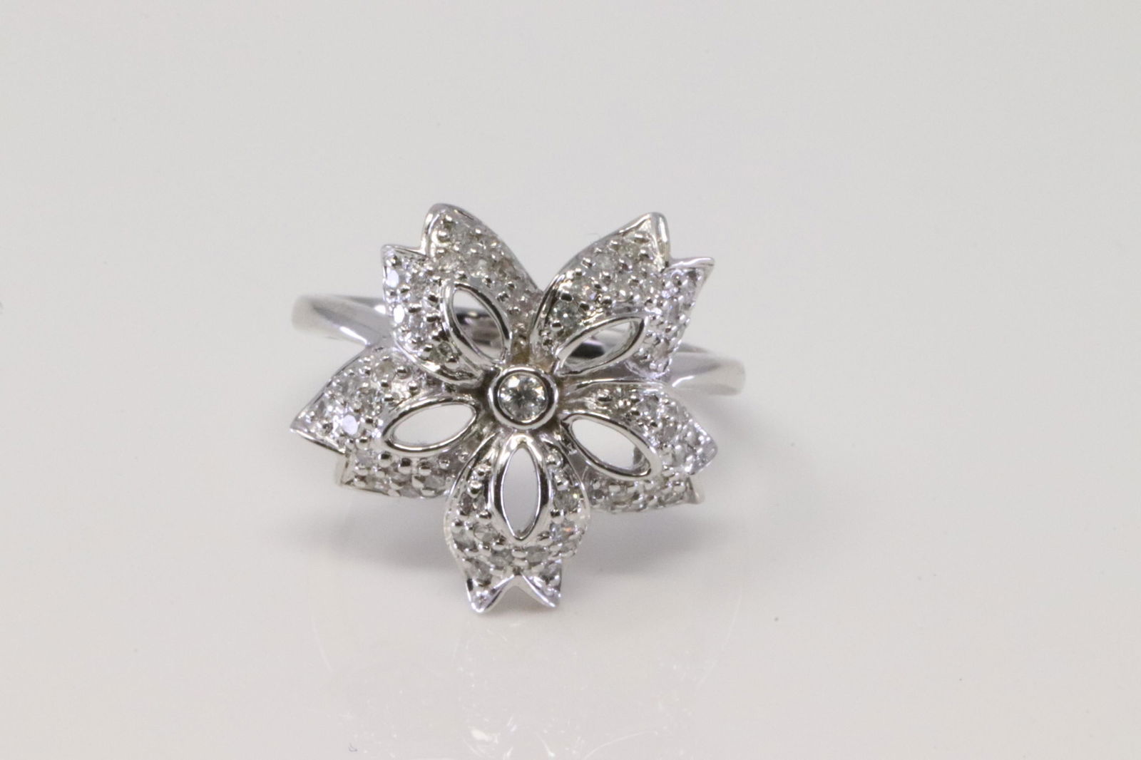14Kt White Gold Flower Diamond Ring. (1 of 4)