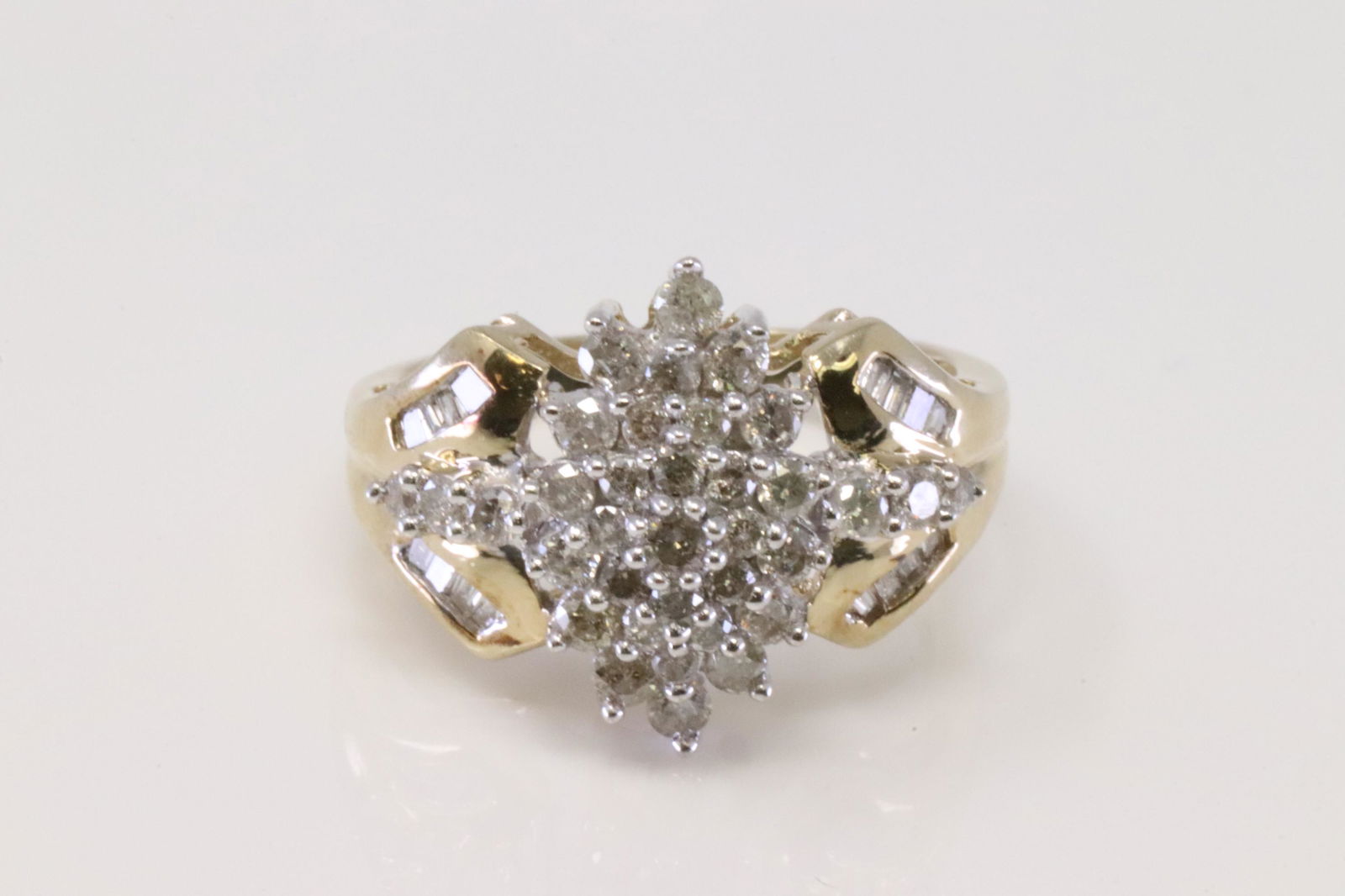 10Kt Yellow Gold Diamond Ring. (1 of 4)