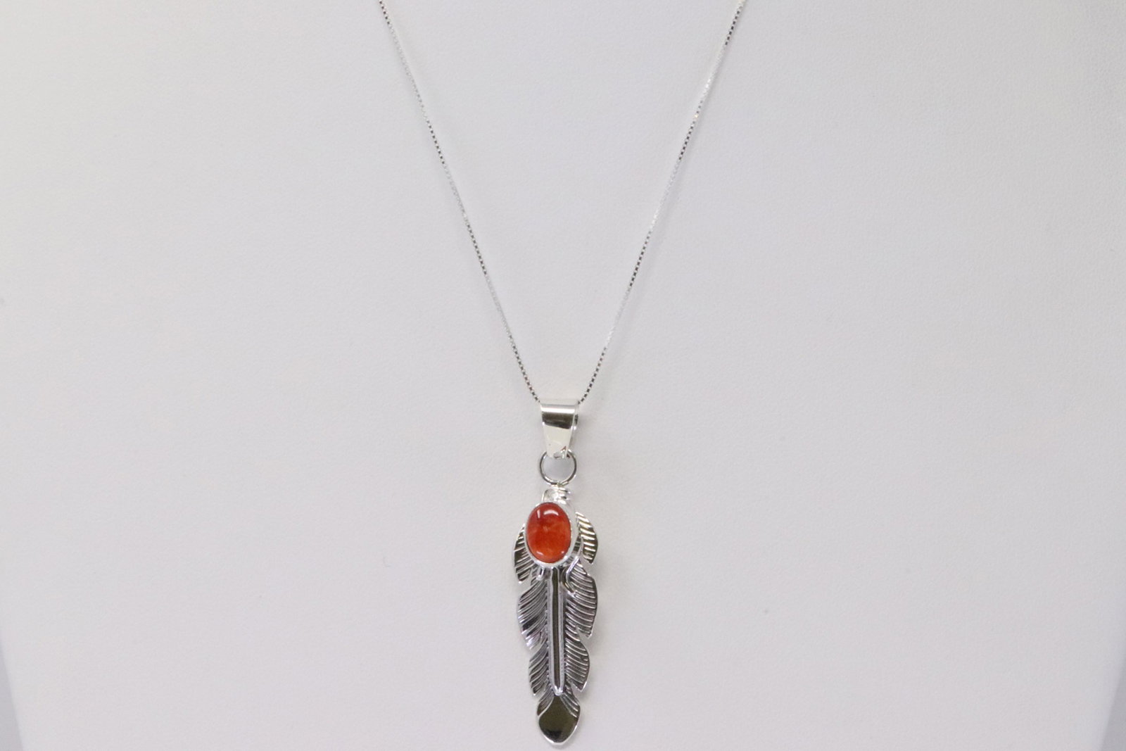 Native america Navajo Handmade Sterling Silver Spiny Oyster Feather Pendant & 925 Necklace By June: This is a Native america Navajo Handmade Sterling Silver Spiny Oyster Feather Pendant & 925 Necklace By June Delgarito. Necklace length: 18.00"