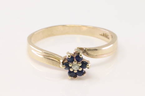 14KT Vintage Sapphire/ Diamond Ring: A ladies 14kt Yellow Gold Diamond ring. Ring has a round diamond in the center and round Sapphires set around center stone. Ring size: 7.75. Total weight: 2.50 grams.