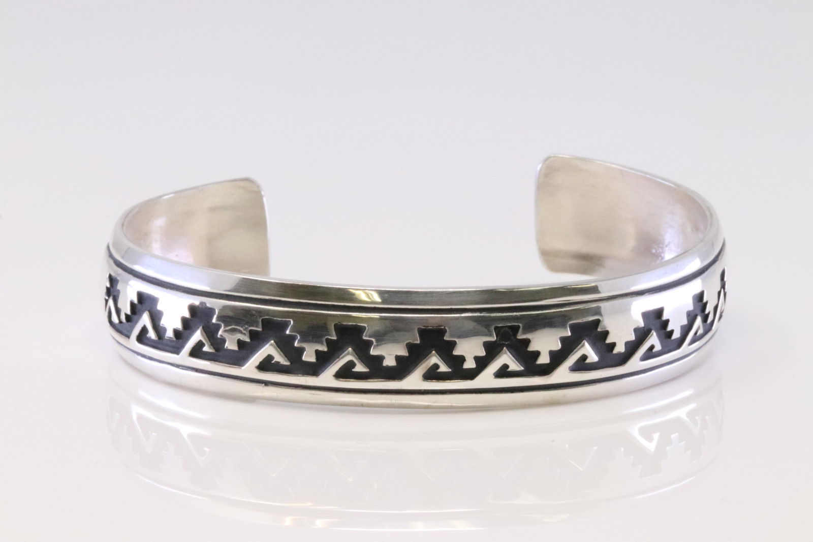 Native America Navajo Handmade Sterling Silver Solid Bracelet Cuff By T&R Singer. (1 of 4)