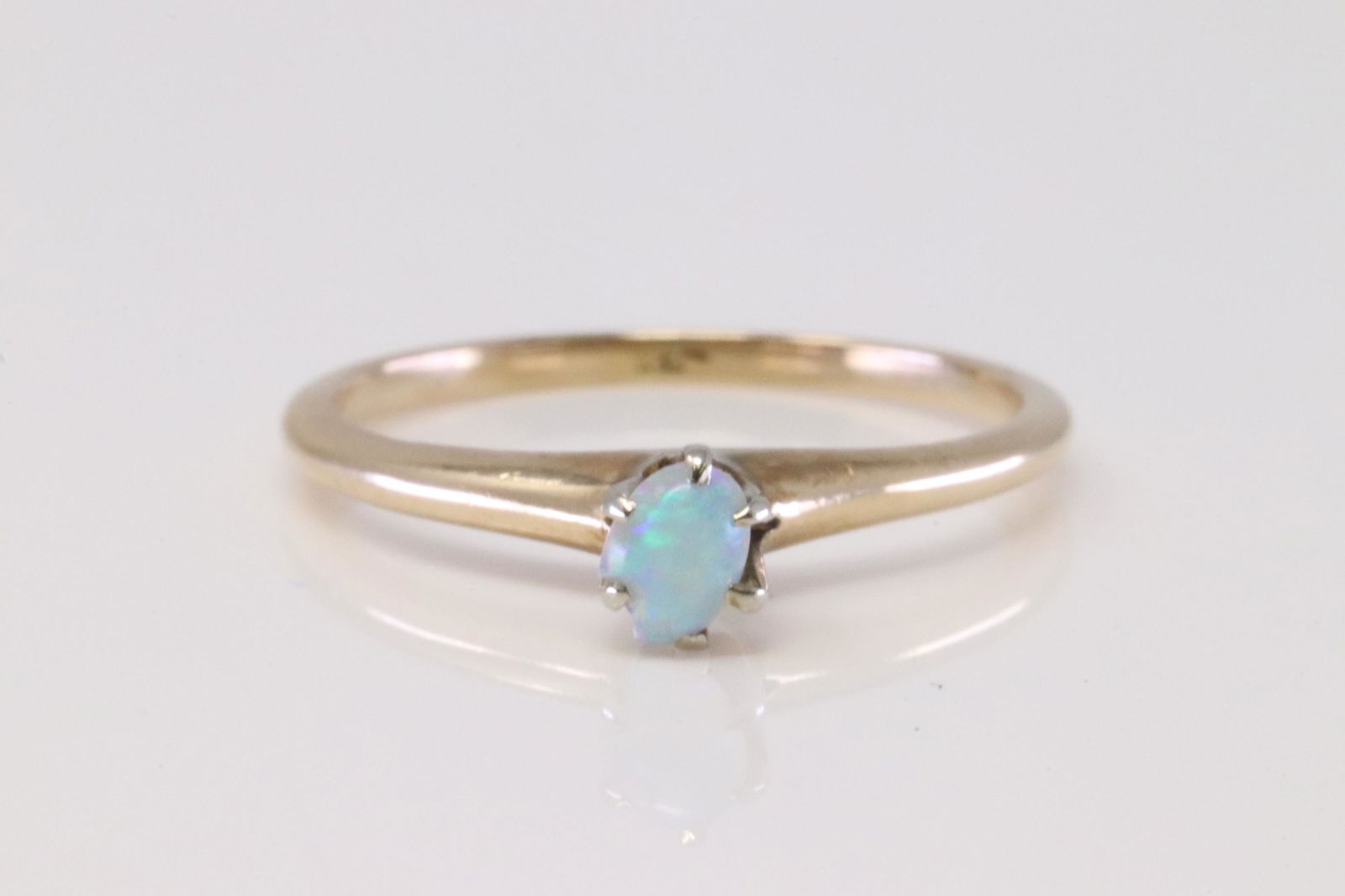 14Kt Yellow Gold Opal Ring. (1 of 4)