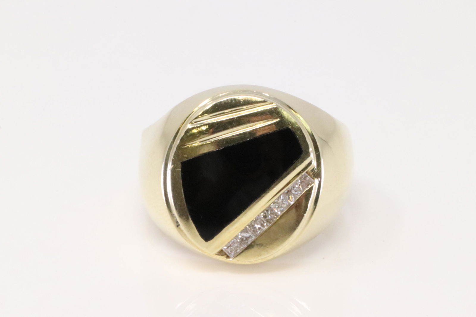 14Kt Men's Yellow Gold Onyx / Diamond Ring. (1 of 4)