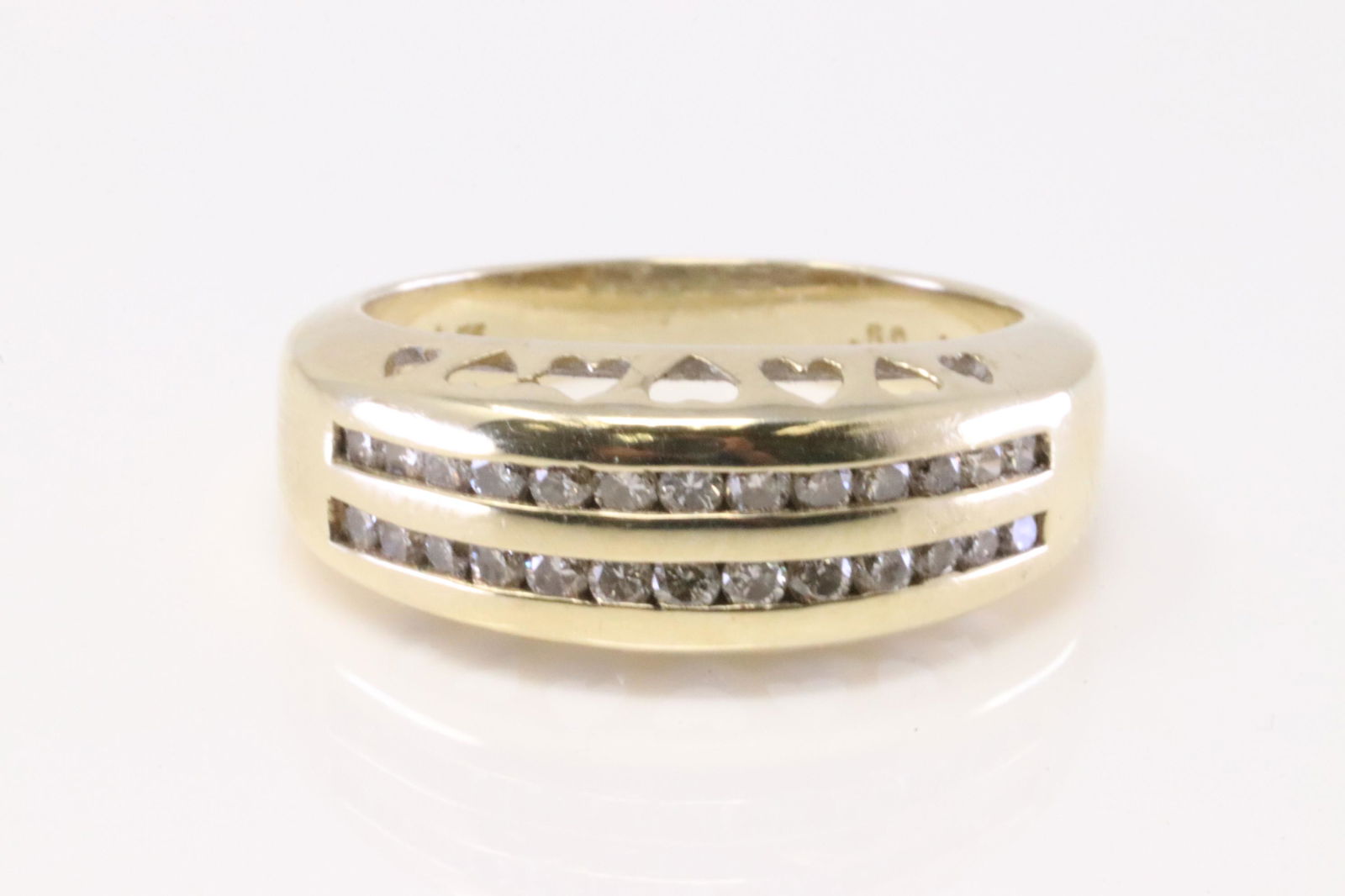 10Kt Yellow Gold Diamond Ring. (1 of 4)
