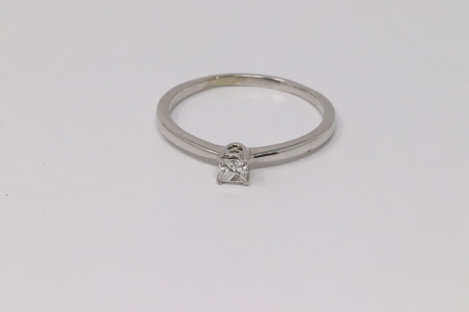 14KT Ladies Diamond Ring. (1 of 4)