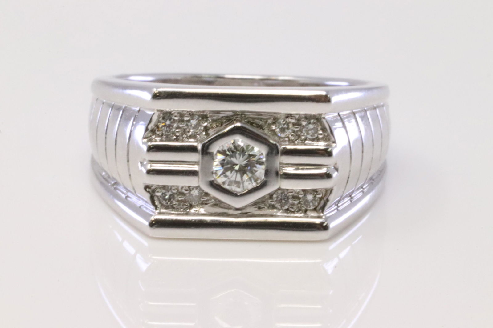 18Kt White Gold Diamond Ring. (1 of 4)