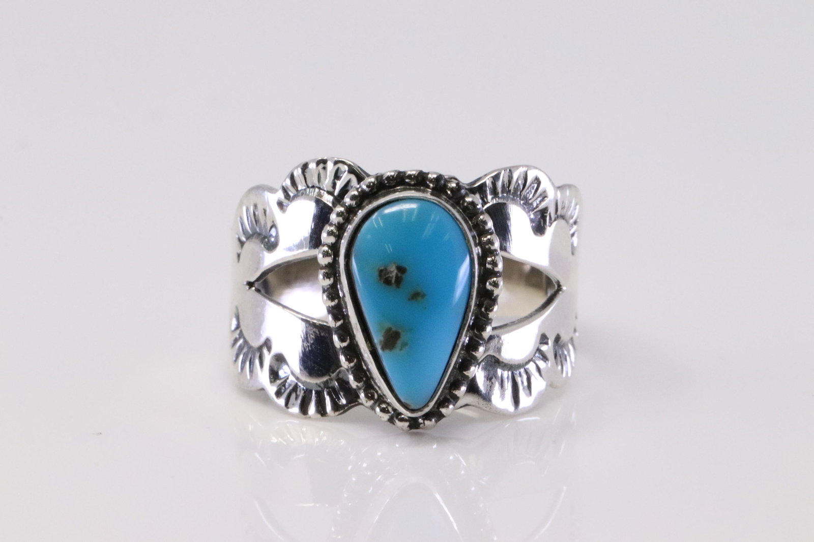 Native America Navajo Handmade Sterling Silver Turquoise Ring By Jan Mariano.: This is a Native America Navajo Handmade Sterling Silver Turquoise Ring By Jan Mariano. Ring size: 8.00.