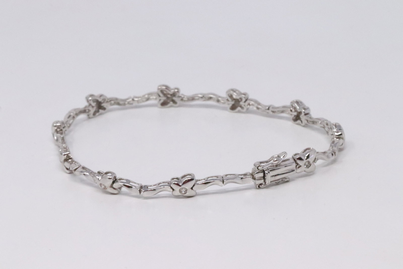 18Kt White Gold Diamond Bracelet.: Ladies 18Kt White Gold Diamond Bracelet. Bracelet has 10 Brilliants Diamonds. Diamonds weight: 0.23ctw. Bracelet length: 7.00" Total weight: 8.72 Grams. AY-1PFL987
