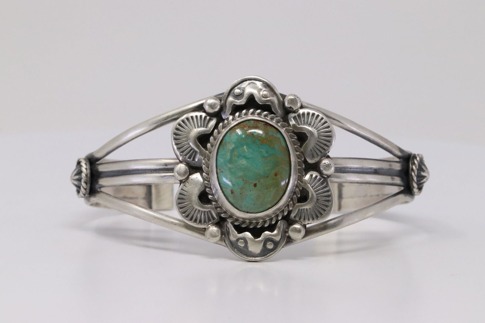 Native America Navajo Sterling Silver Flower Turquoise Bracelet. (1 of 4)
