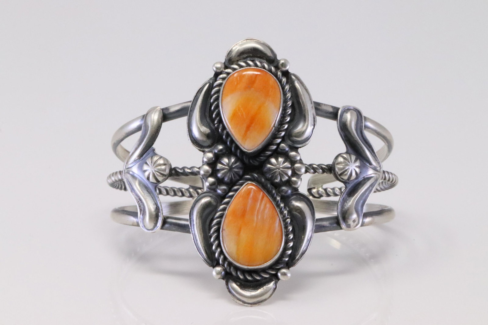 Native America Navajo Handmade Sterling Silver Spyni Oyster Bracelet By Jeff James Jr.: This is a Native America Navajo Handmade Sterling Silver Spyni Oyster Bracelet By Jeff James Jr.