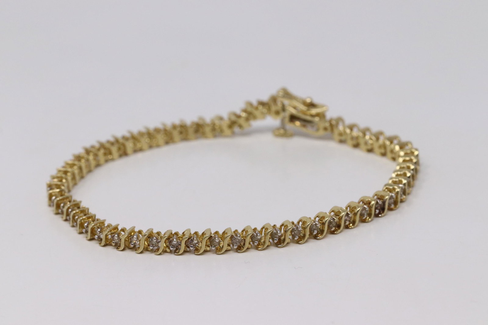 14Kt Yellow Gold Diamond Tennis Bracelet.: Ladies 14Kt Yellow Gold Diamond Tennis Bracelet. Bracelet has Round 54 Diamonds. Diamonds weight approx 2.00cttw. Bracelet length: 7.5" Total weight: 9.71 Grams.