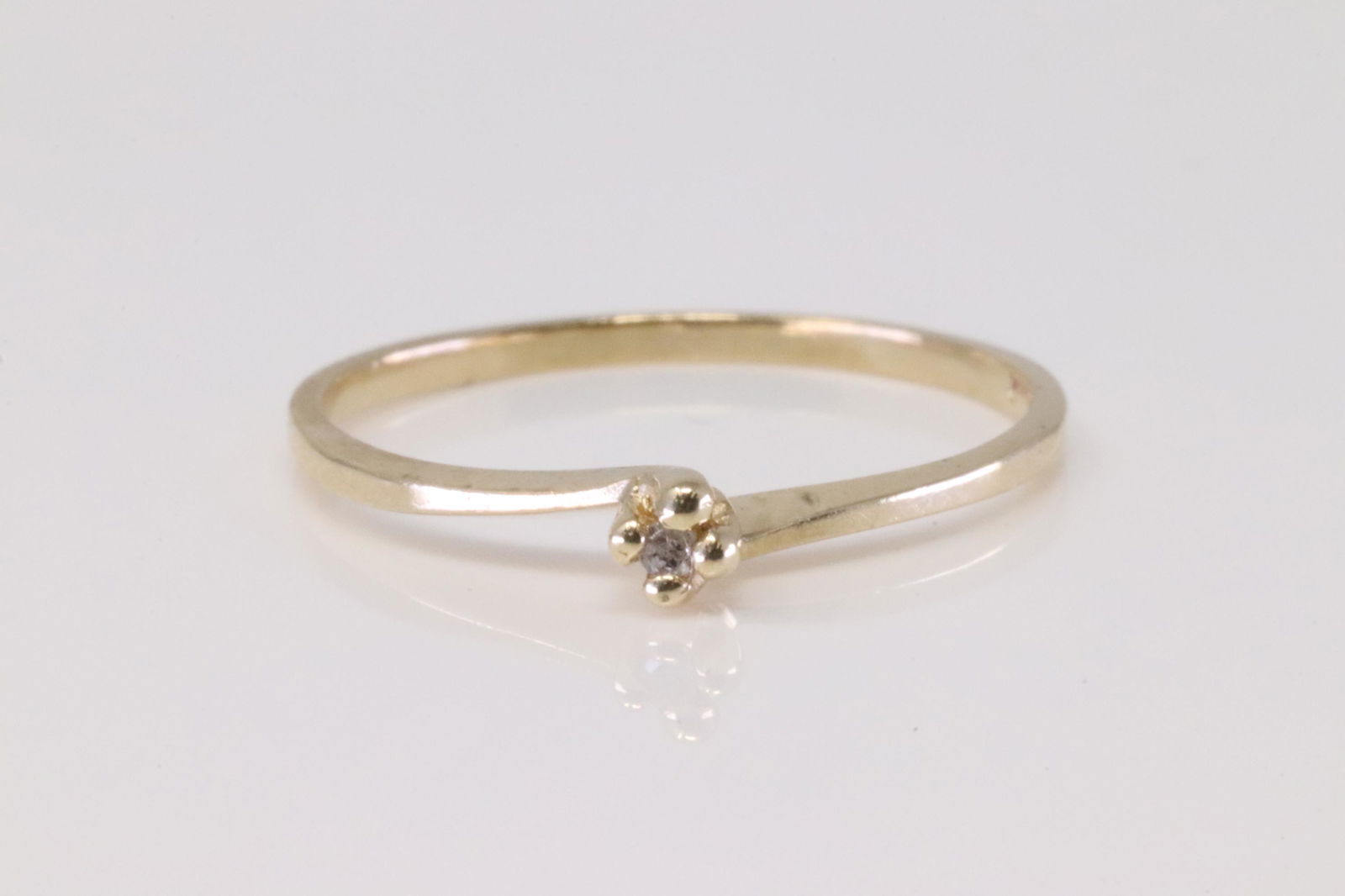10Kt Yellow Gold Diamond Ring. (1 of 4)