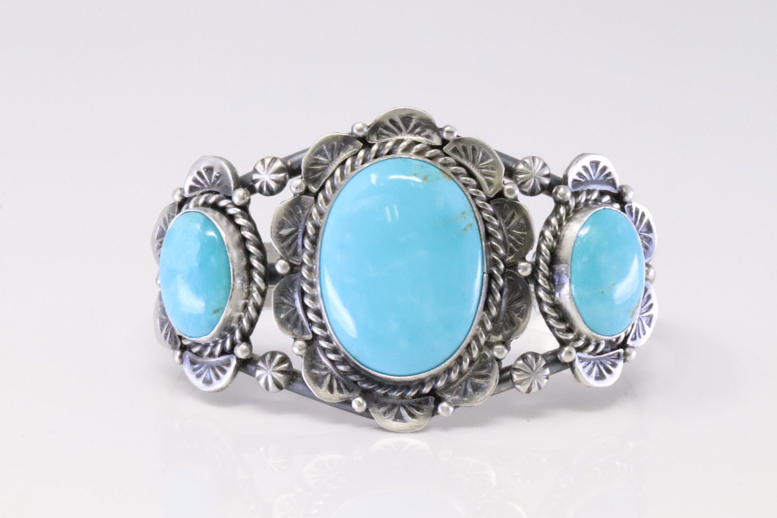 Native America Navajo Handmade Sterling Silver Kingman Turquoise Bracelet By Jeff James Jr.: This is a Native America Navajo Handmade Sterling Silver Kingman Turquoise Bracelet By Jeff James Jr.