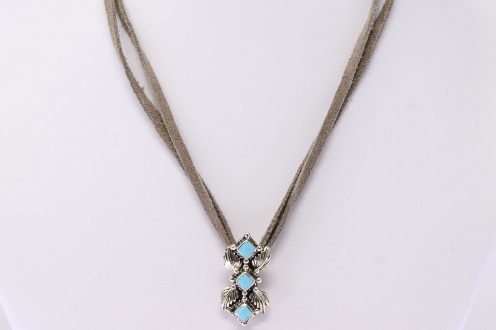 Native America Navajo Handmade Sterling Silver Turquoise Leaf Choker Leather Necklace By Loretta: This is a Native America Navajo Handmade Sterling Silver Turquoise Leaf Choker Leather Necklace By Loretta Delgarito. Necklace length: 14.00"