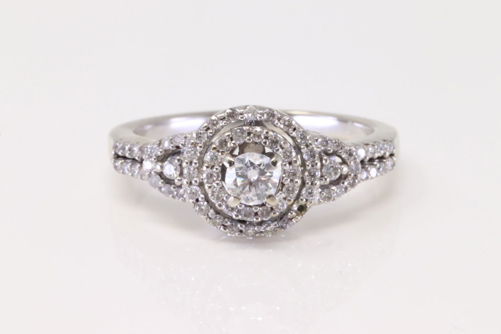 10Kt White Gold Diamond Ring. (1 of 4)