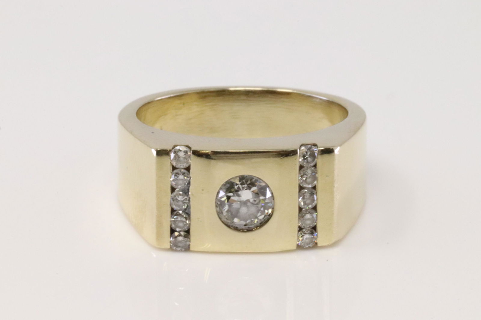 14Kt Yellow Gold Diamond Ring. (1 of 4)