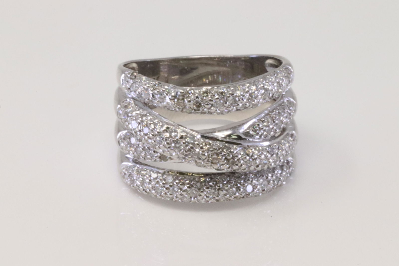 18Kt White Gold Diamond Ring. (1 of 4)