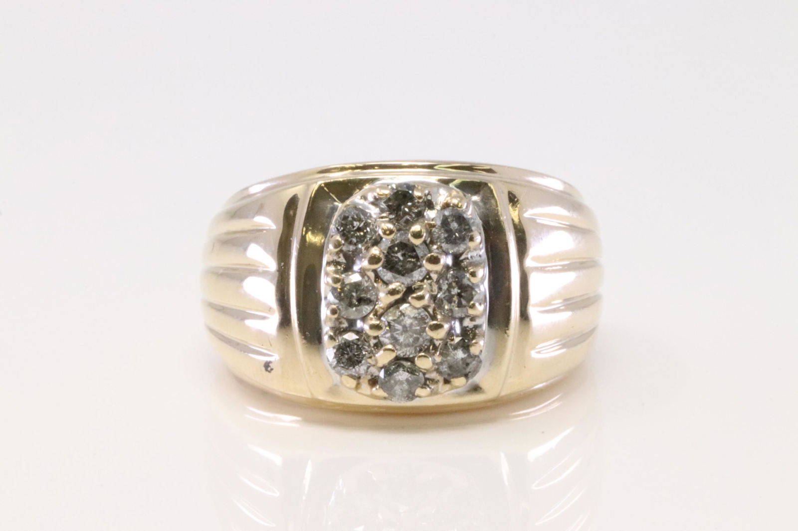 10Kt Yellow Gold Diamond Ring. (1 of 4)