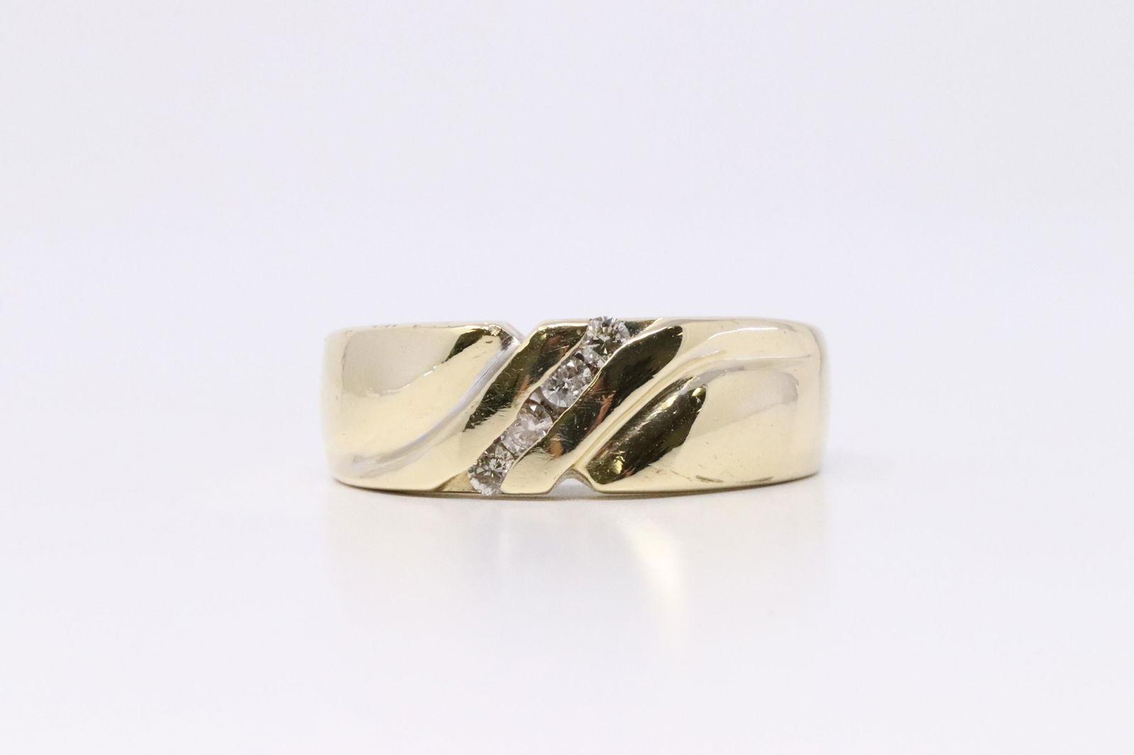 14Kt Yellow Gold Diamond Ring. (1 of 4)
