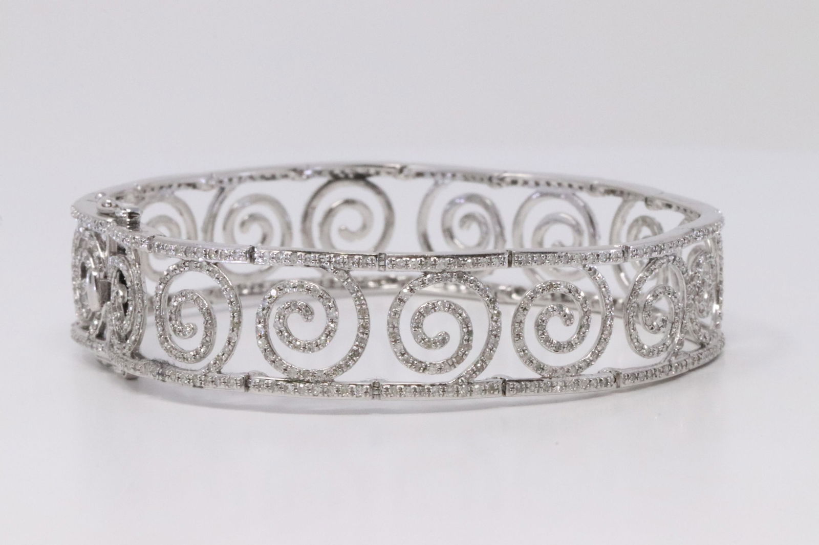 14Kt White Gold Diamond Bracelet. (1 of 5)